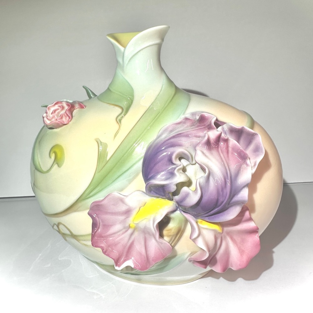 RARE VINTAGE FRANZ WINDSWEPT IRIS FLOWER DESIGN PORCELAIN VASE -2004 (FZ00488)